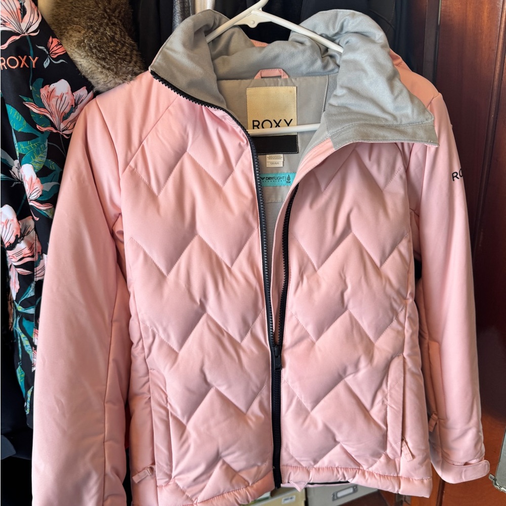 Roxy Girls Size 12 Light Pink Quilted Ski Jacket and Faux Fur Trim hood.